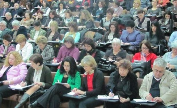 Doar 260 de profesori vor putea fi directori şi inspectori