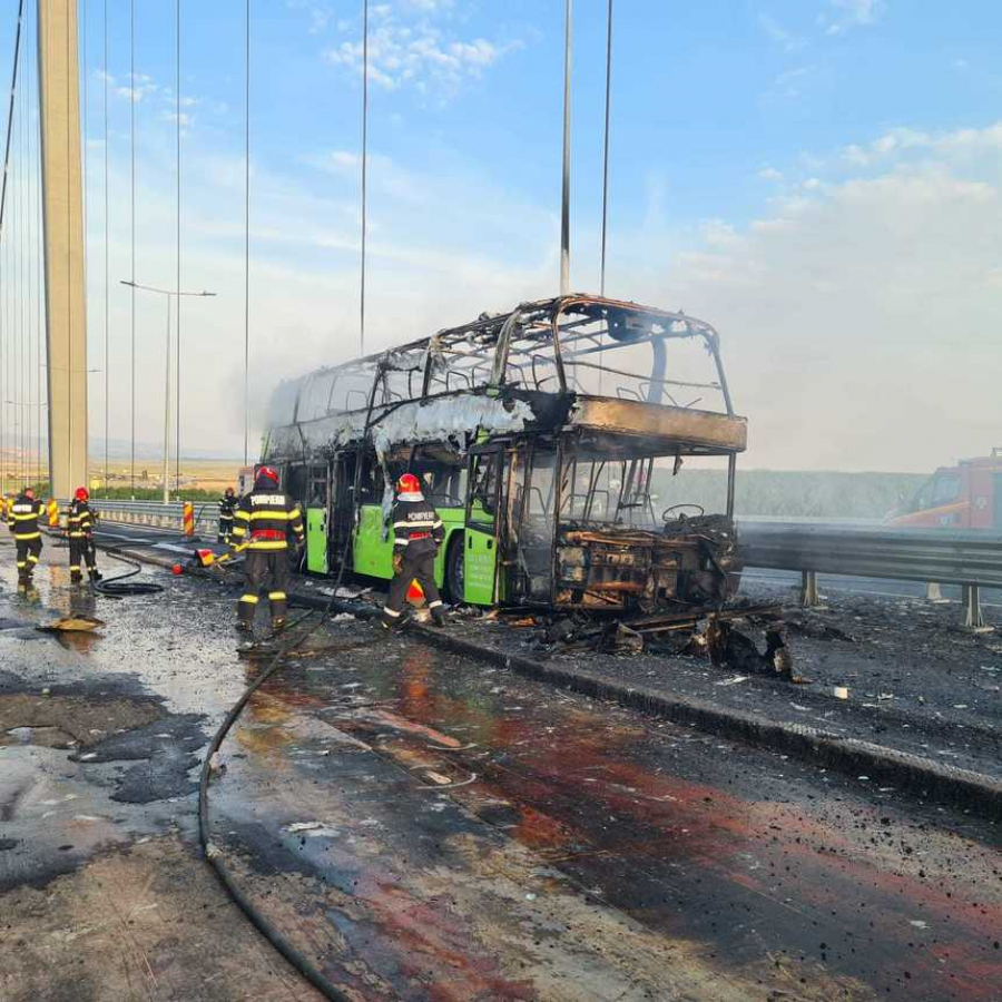Sfeștanie la podul care se crapă, tremură și arde
