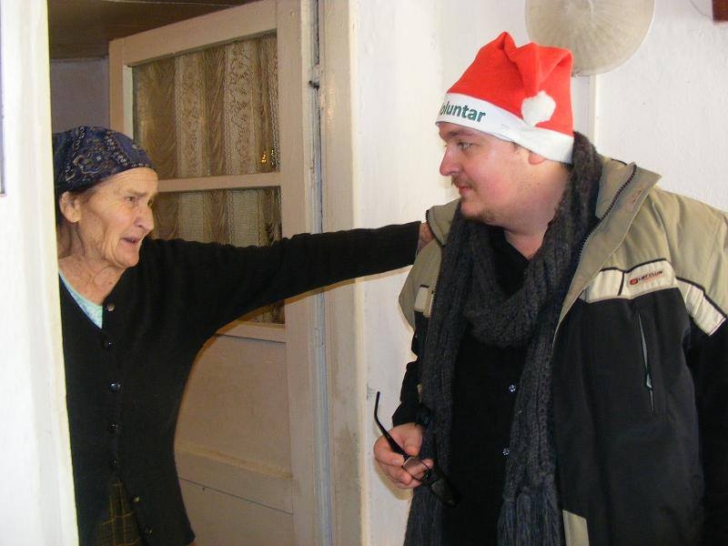 Moş Voluntar a venit la bătrânii nevoiaşi din Viile