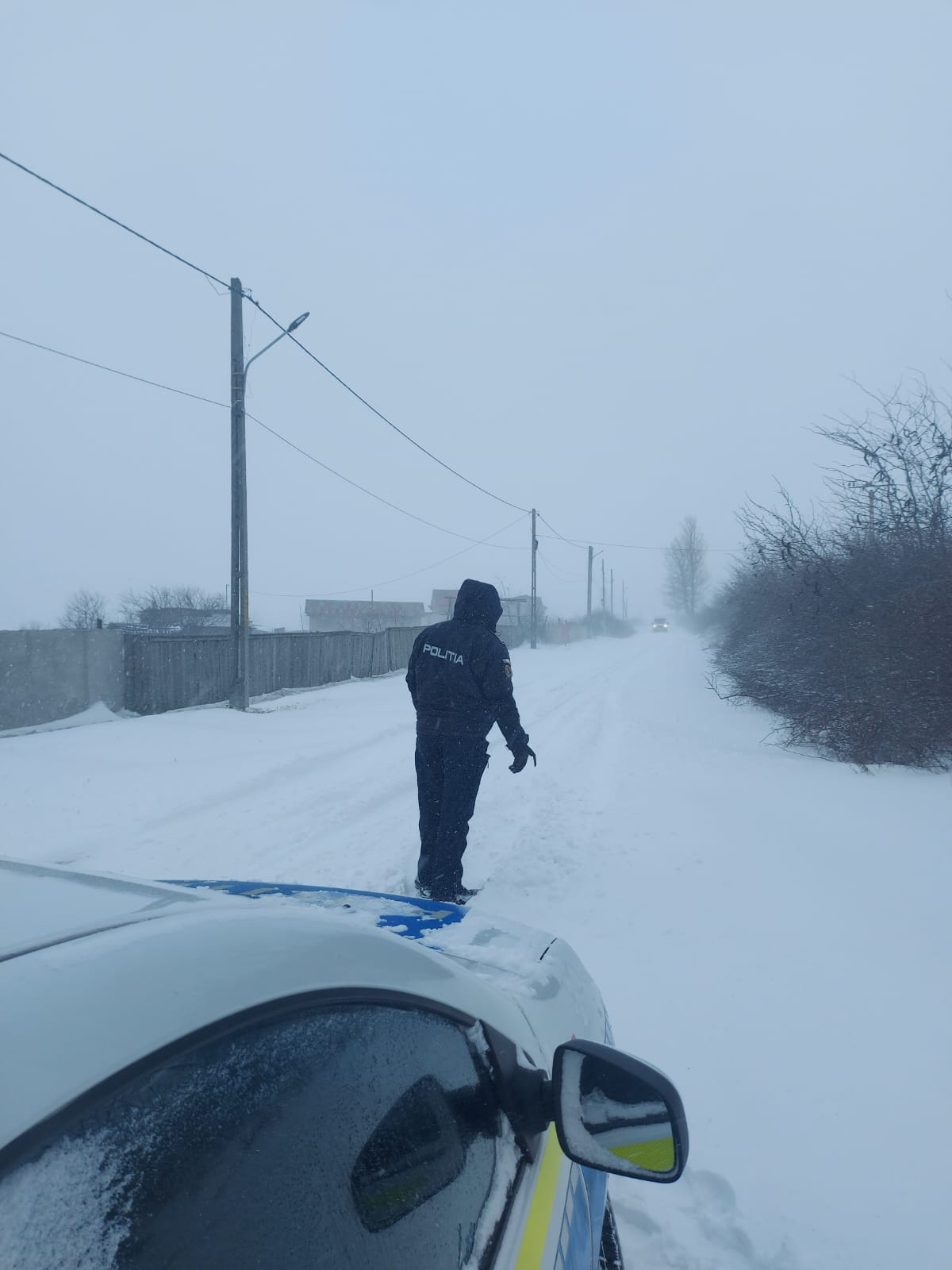 UPDATE. Mai multe drumuri județene au fost închise din cauza vremii. Peste 30 de mașini blocate în nămeți