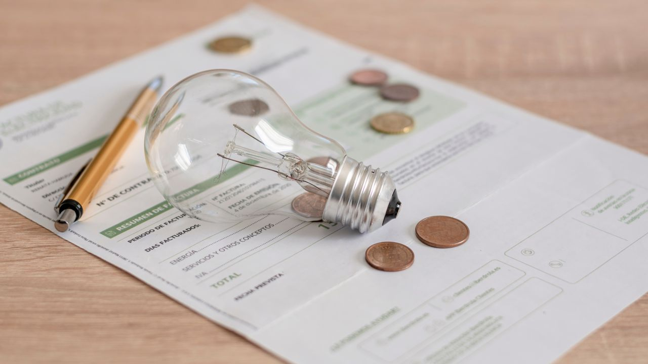 Continuă sprijinul pentru plata energiei electrice. Cine poate beneficia