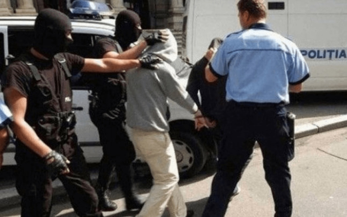Tânăr arestat după ce a violat o vecină cu 40 de ani mai în vârstă