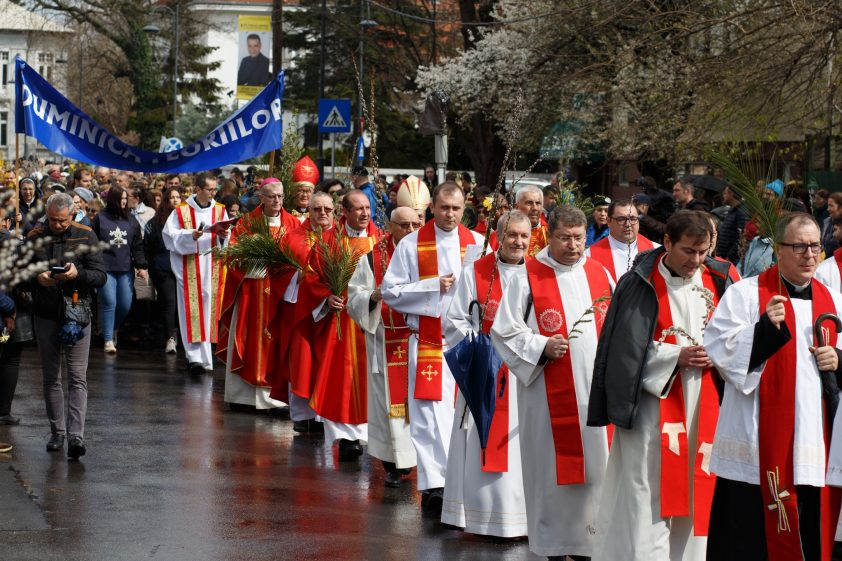 Credincioşii romano-catolici celebrează Duminica Floriilor