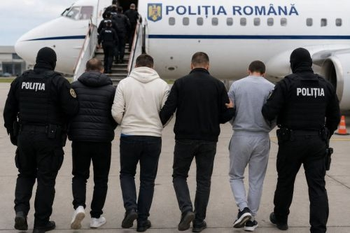 Gălăţean cu mandat de arestare adus în ţară din Germania