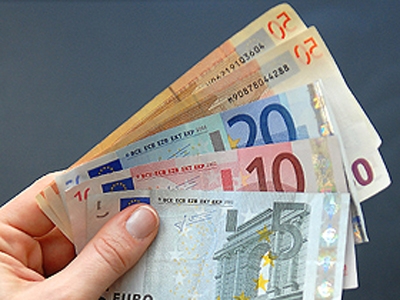 Mii de euro care trebuiau să ajungă în România, confiscaţi
