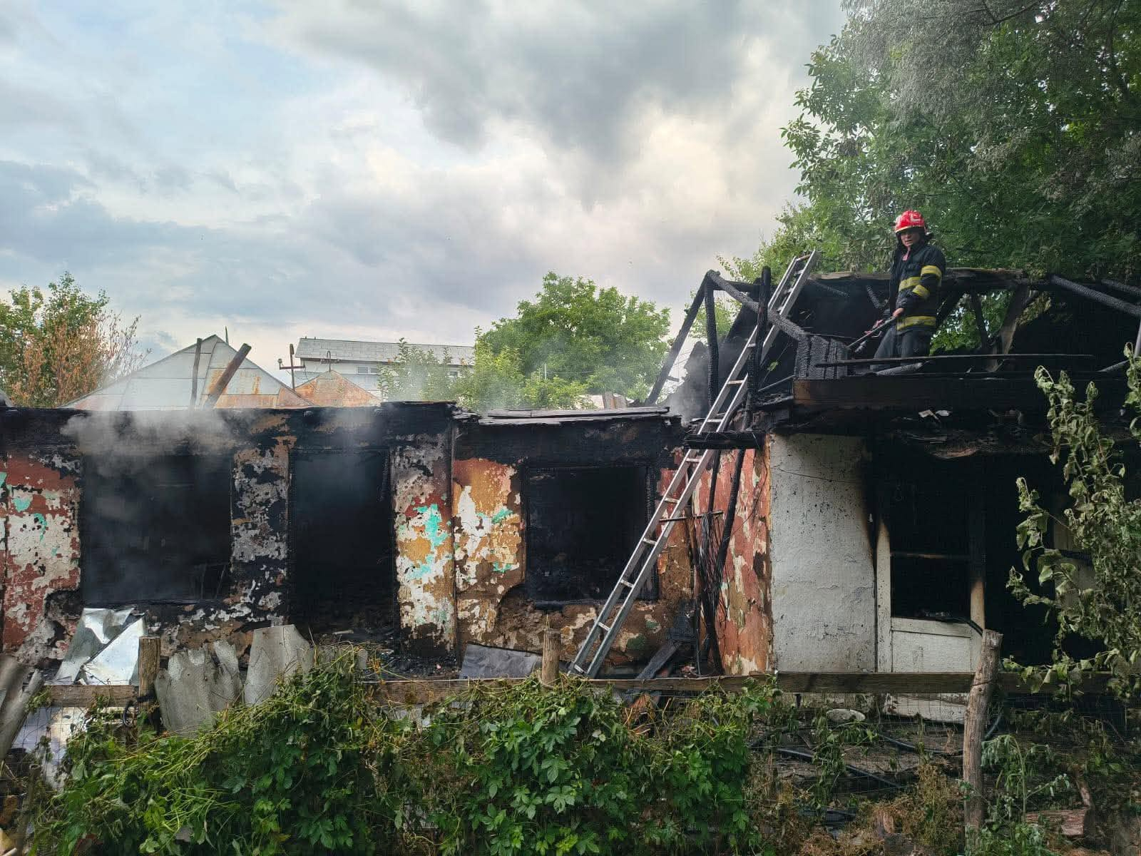 O gălățeancă a murit după ce casa i-a fost cuprinsă de flăcări