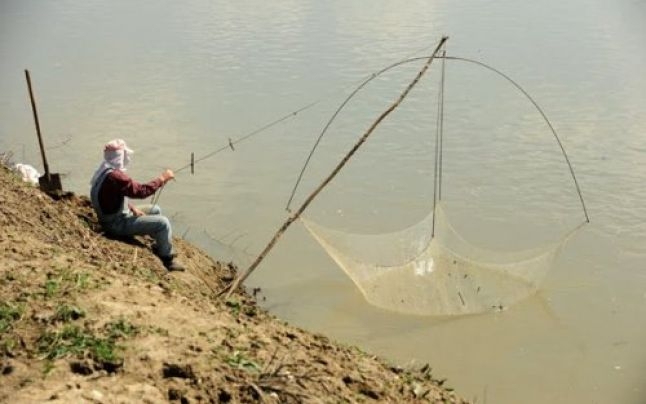 Pescari, nu ieşiţi cu unelte interzise la peşte! Poliţiştii umblă pe Siret