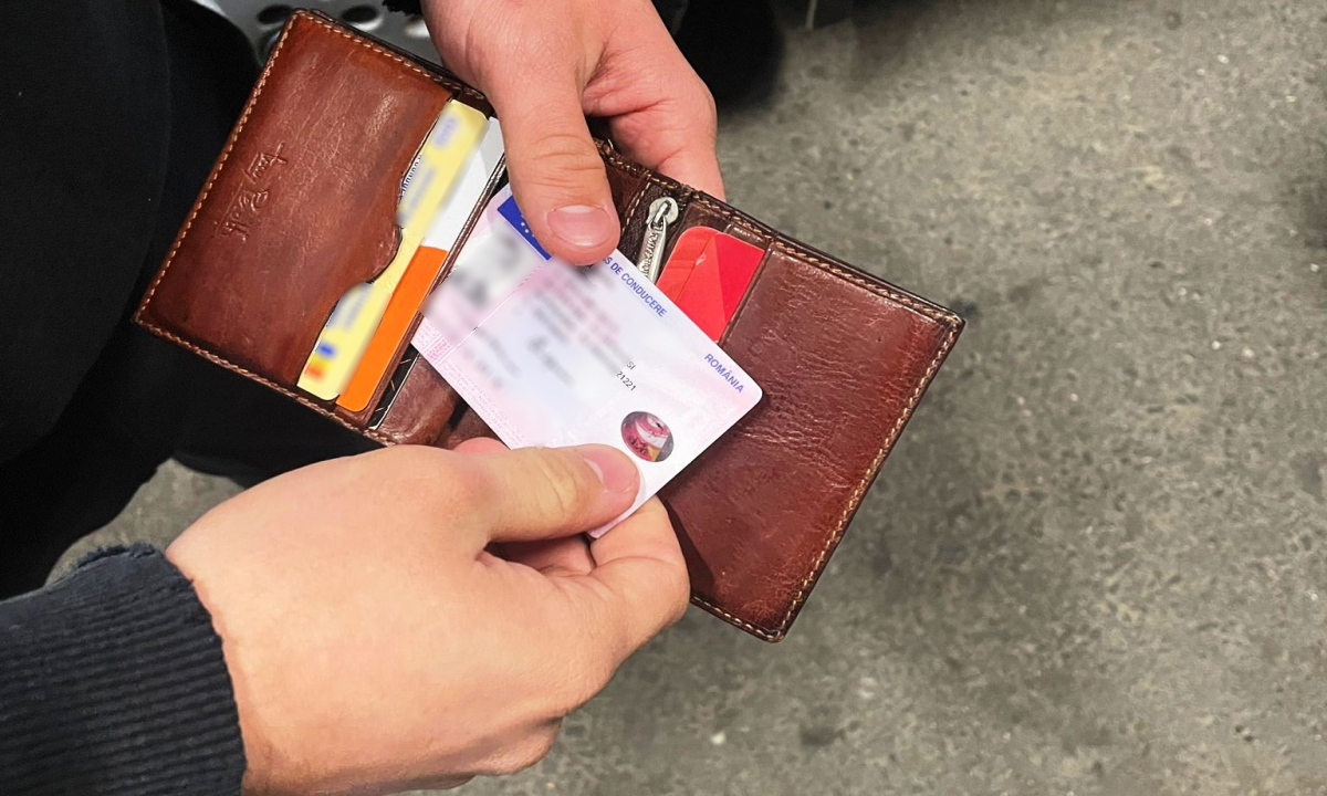 La volan, fără permis corespunzător