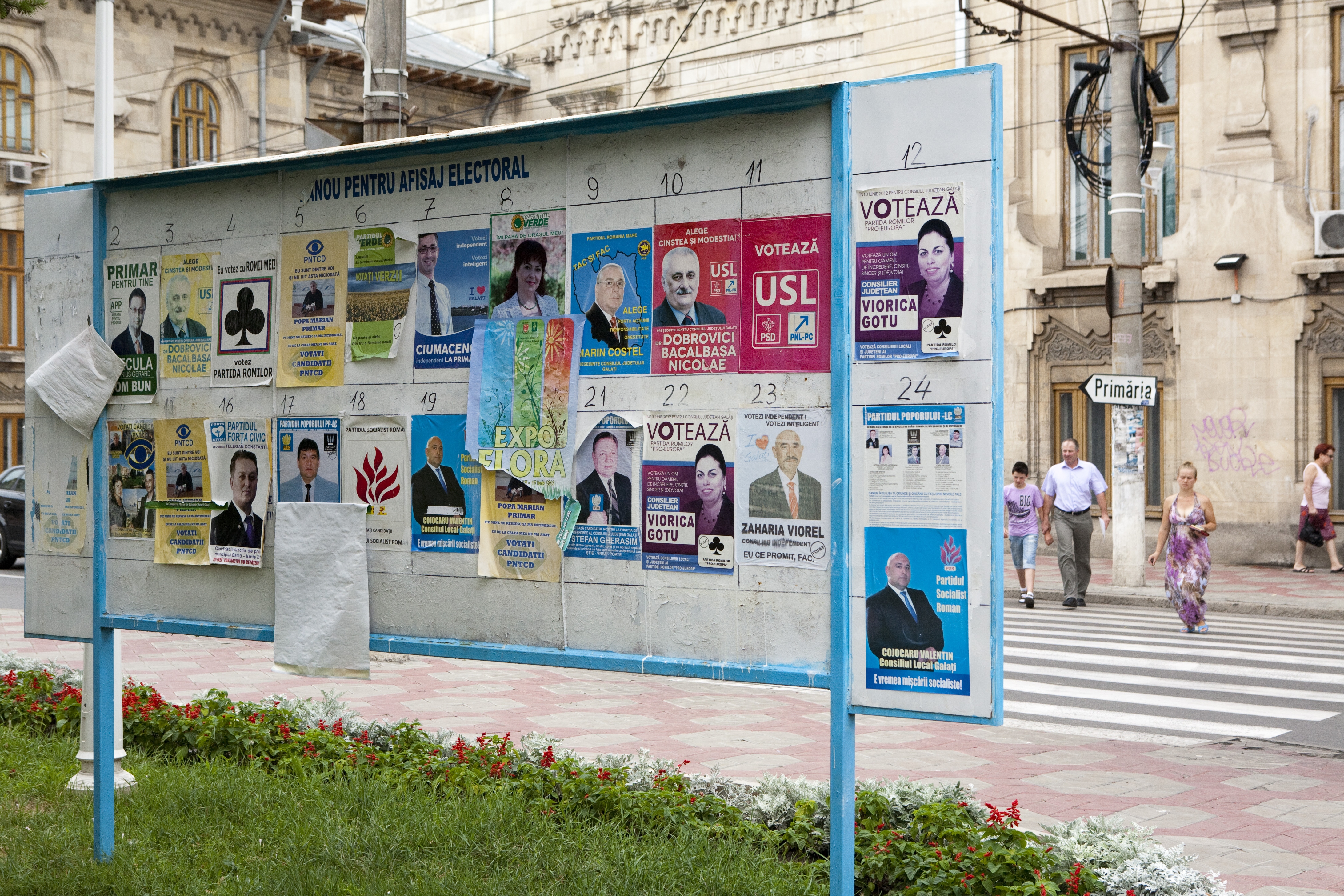 Pline încă de afişe de la locale, panourile electorale nu le fac cu ochiul partidelor