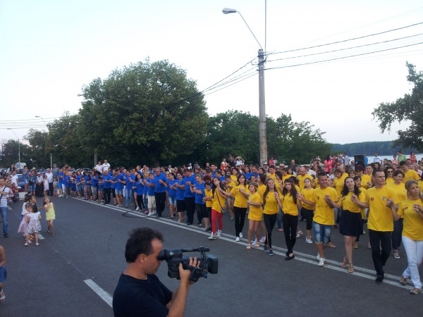 Duminică, la Elice/ Flashmob de dans popular (VIDEO)