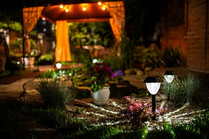 Lămpi solare decorative: idei pentru iluminat ambiental
