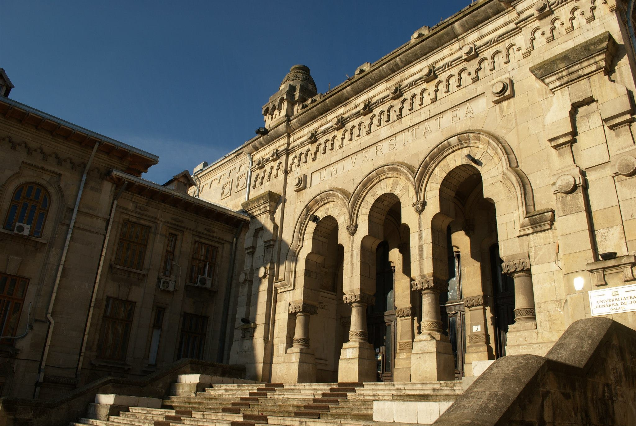 Universitatea "Dunărea de Jos" marchează 78 de ani de învăţământ superior la Galaţi