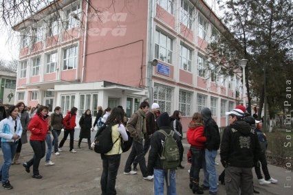 Suspiciuni de gripă nouă în patru licee