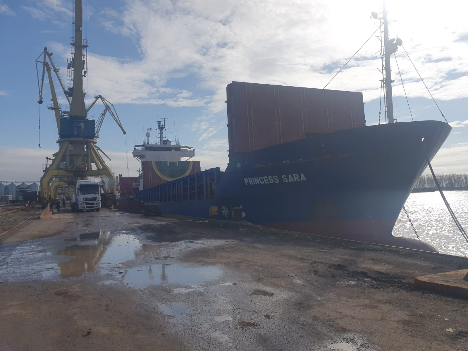 Marfă operată pe cinci nave, în Galați și Brăila