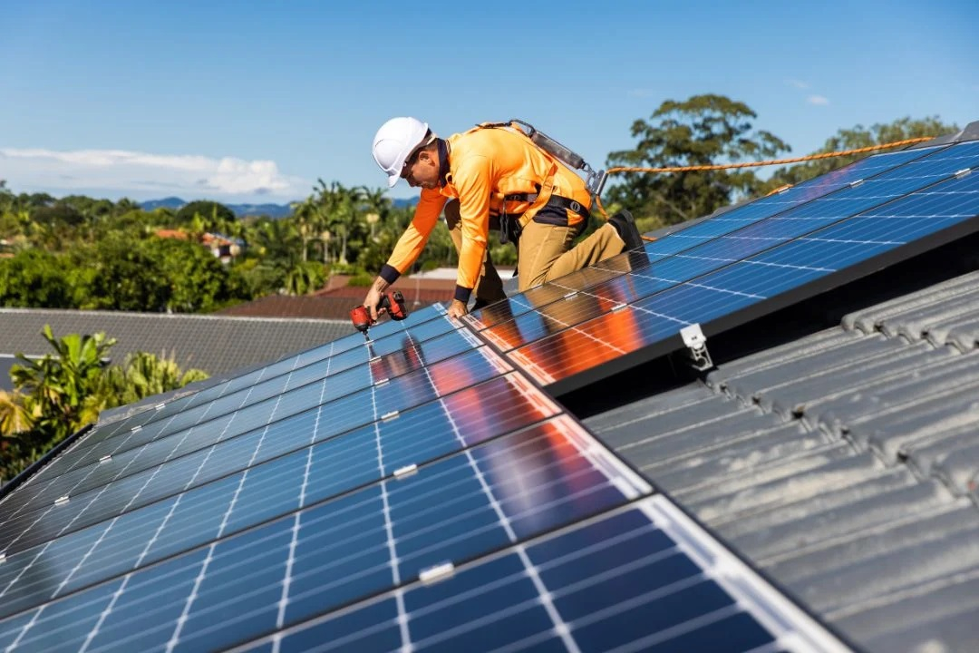 Panouri solare și baterii gratis pentru locuitorii din Smârdan