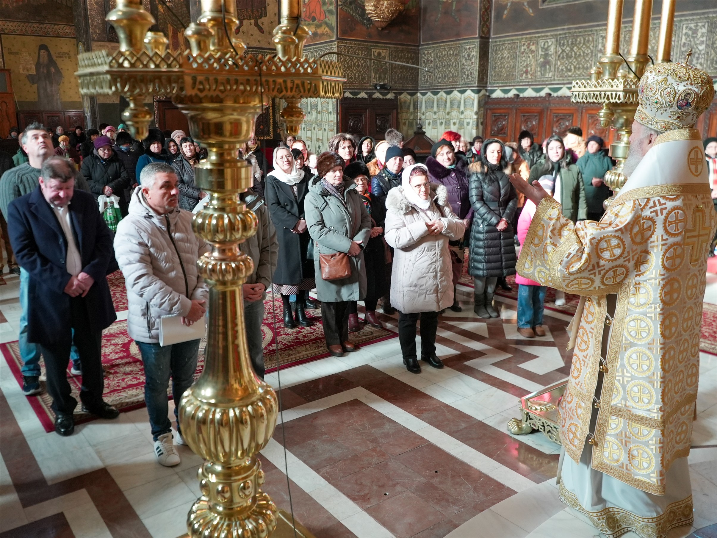 Zi de sărbătoare la Galaţi, în prima zi a noului an. O părticică din moaştele Sf. Vasile, adusă spre închinare