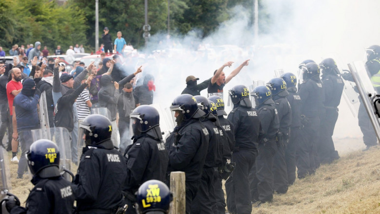 Sute de arestări după protestele violente din Marea Britanie