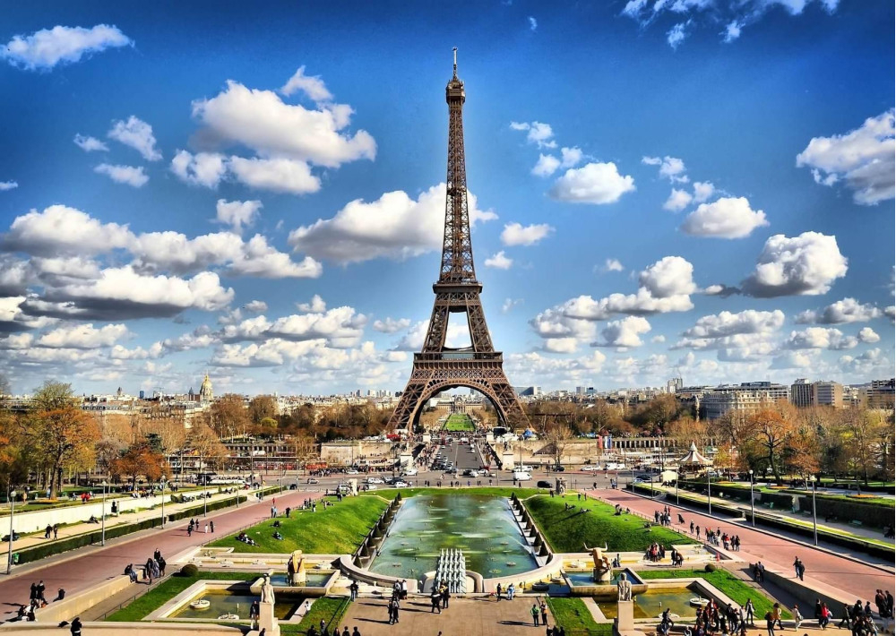 Escaladă și parașutism ilegal la Paris