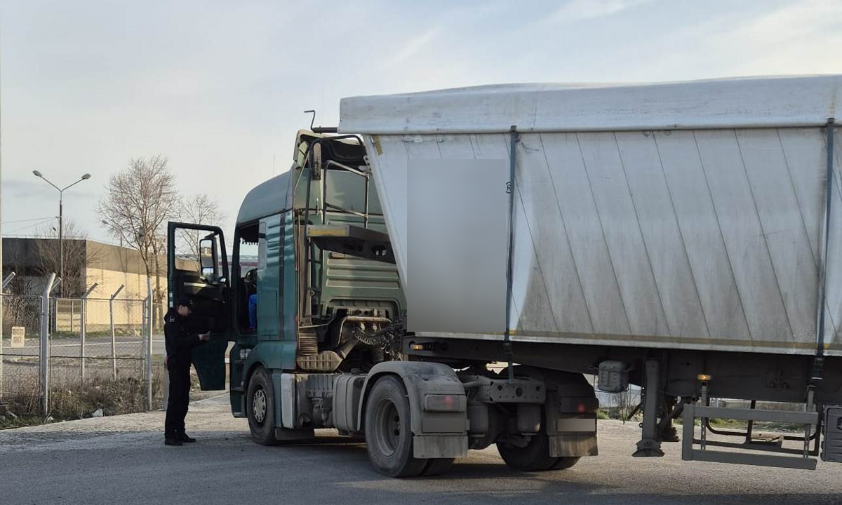 La volanul unui autocamion, fără permisul potrivit