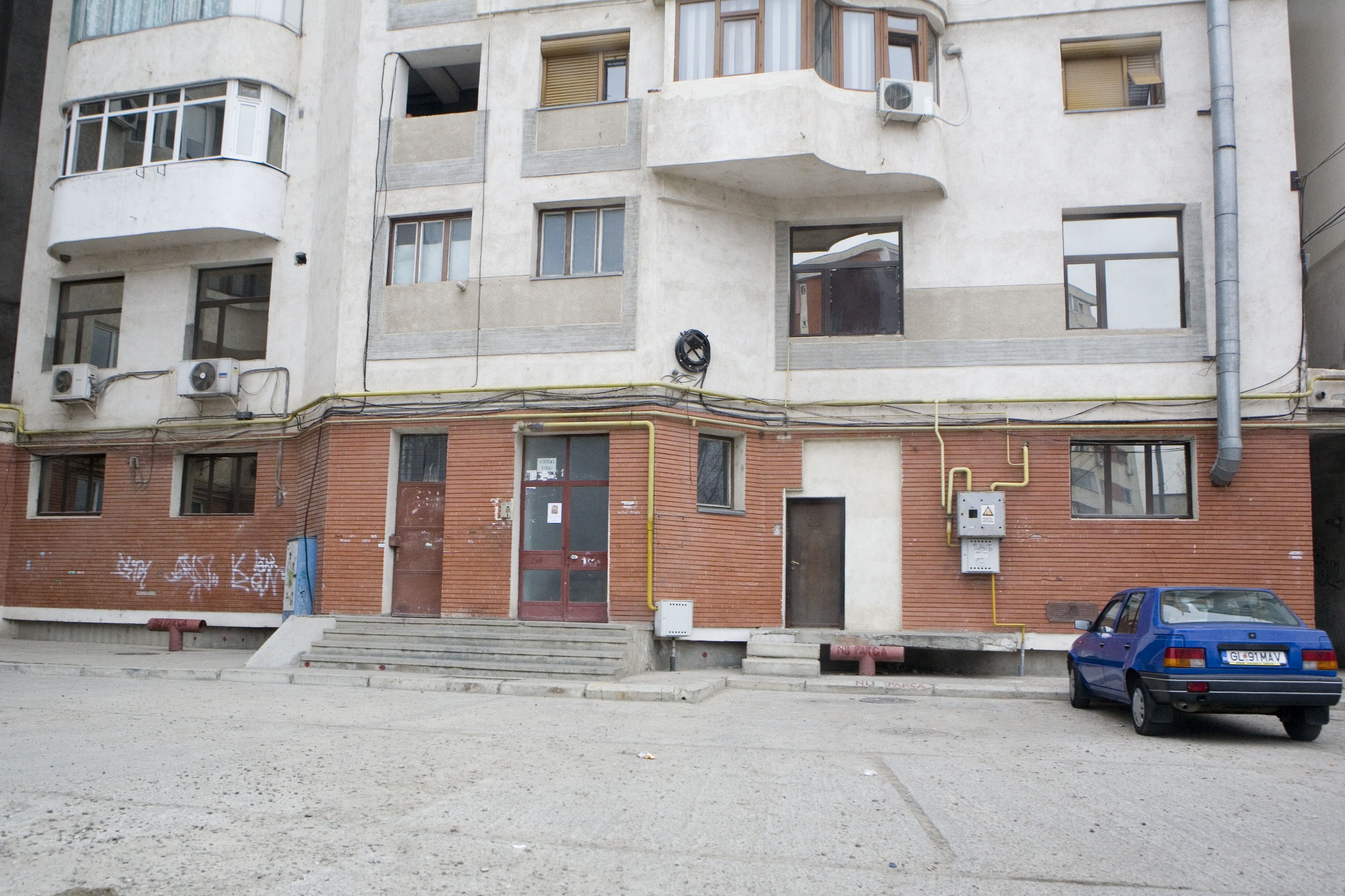 Sub pretextul presiunii mediatice, "afacerea apartamentul" se vrea mutată din Galaţi