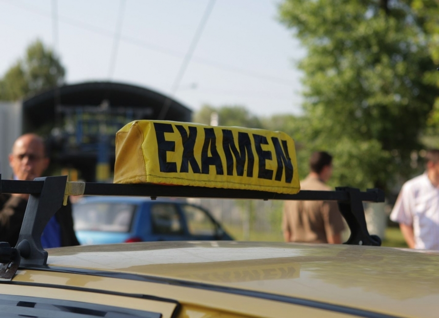 Instructor auto acuzat că lua bani de la cursanţi pentru a face trafic de influenţă
