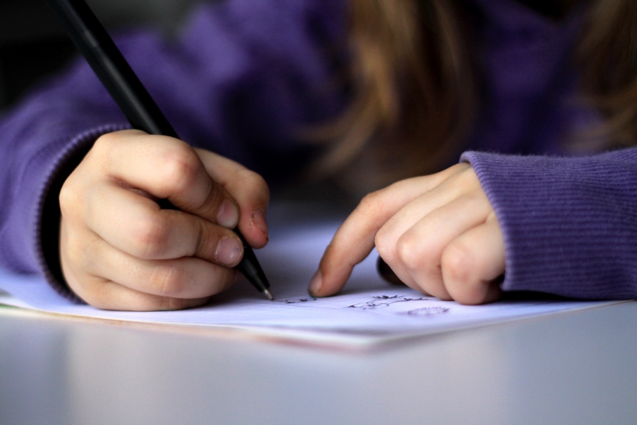EMOȚIONANT. Scrisoarea unei copile către mama ei, plecată din ţară