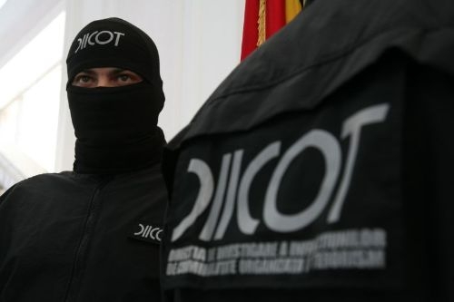 TRAFICANŢI DE DROGURI reţinuţi de DIICOT, în cadrul unor percheziţii la Brăila