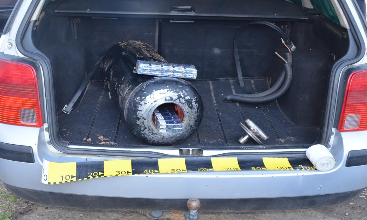 ȚIGĂRI ascunse în butelia de gaz a maşinii