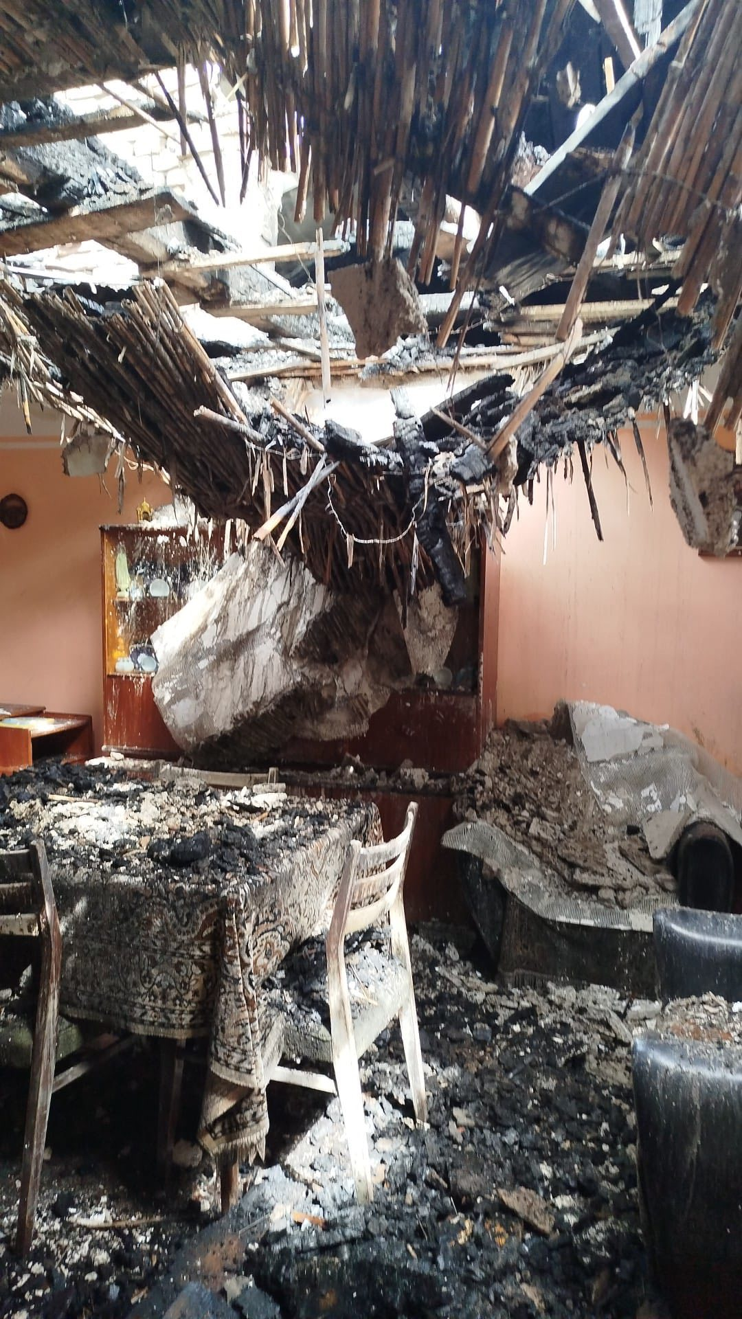 O familie din Galați s-a trezit cu casa în cap după o explozie în vecini