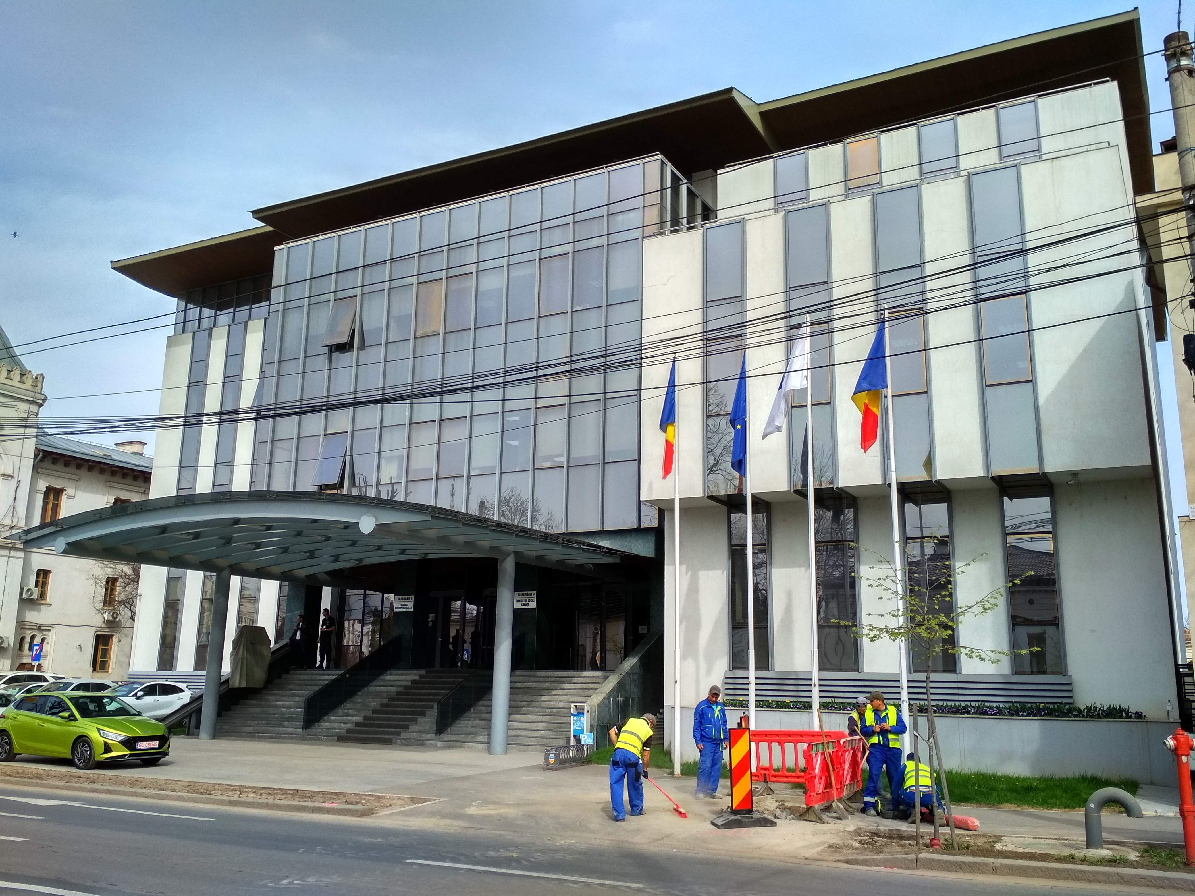 Cu cât au crescut salariile de bază din Primăria Galați