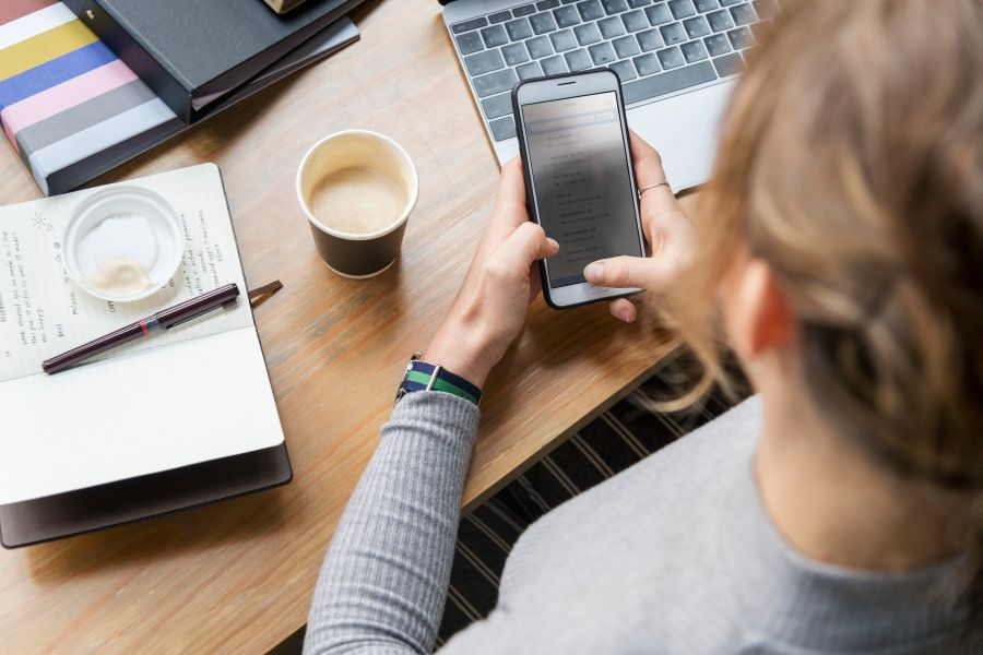 Biroul din buzunar: Cum să îți alegi smartphone-ul ideal pentru productivitate și munca remote