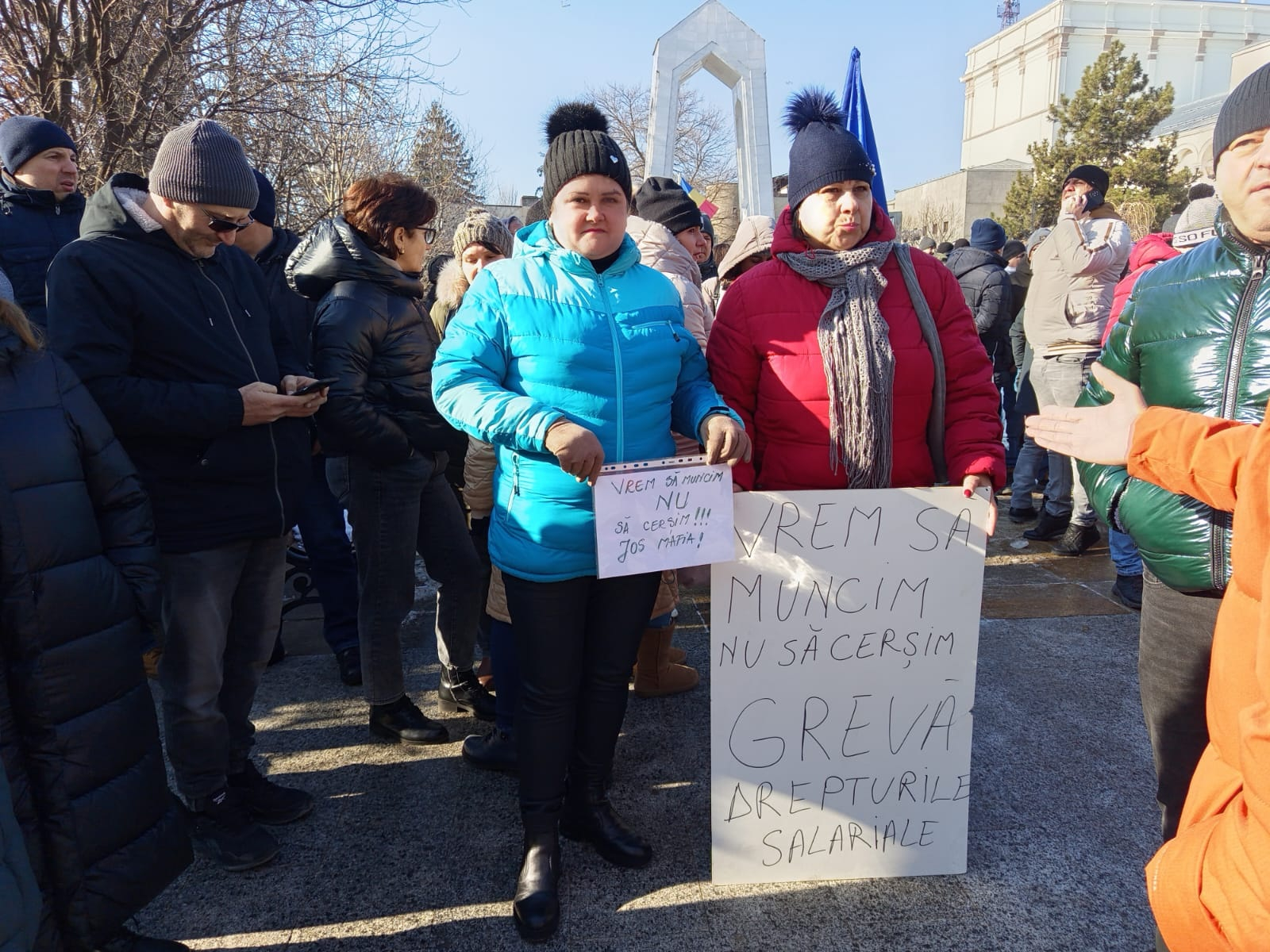 Protest al siderurgiștilor gălăţeni în fața Prefecturii (VIDEO)