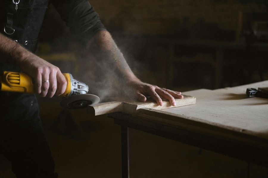 Cum să alegi plăcile OSB potrivite pentru proiectul tău de construcție