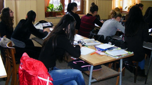 Elev eliminat de la bacalaureat, după ce a fost prins cu telefonul în buzunar