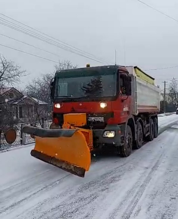 Atenție, șoferi! Ninge în județ