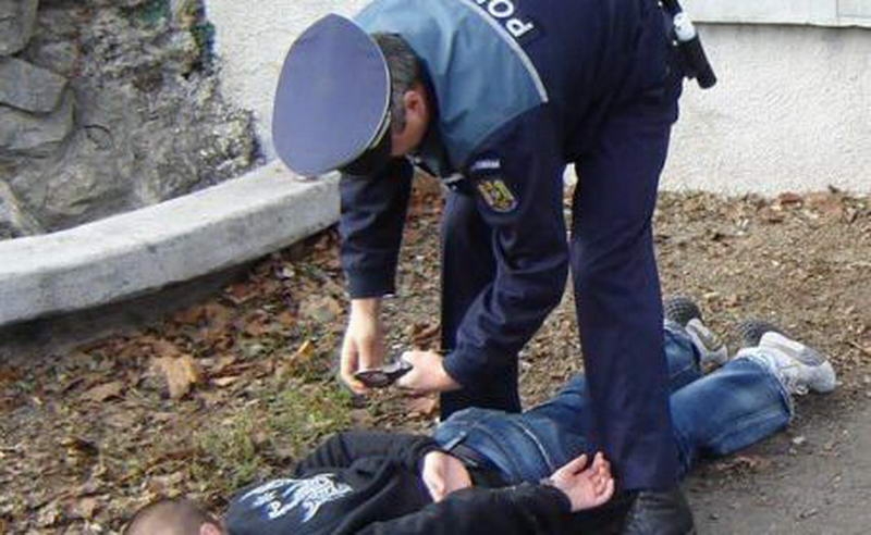 Un tânăr de doar 18 ani este căutat de poliţie! Vezi ce a făcut!