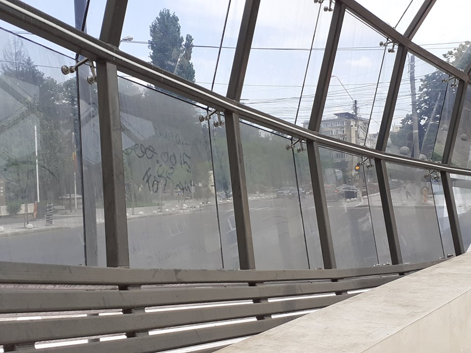 Geamurile Pasajului Dunărea, galerie de graffiti pe praf