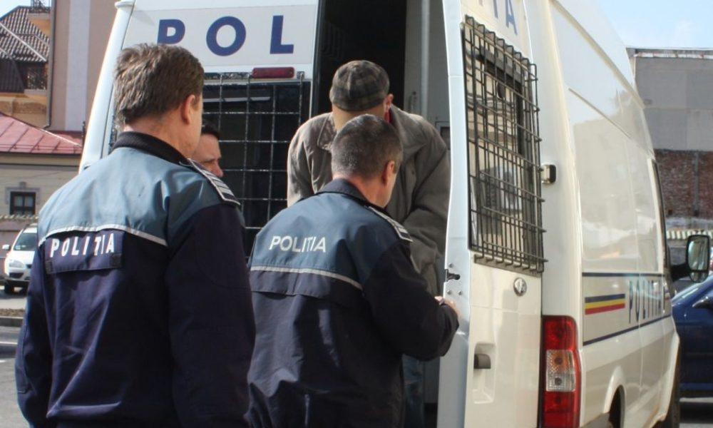 UPDATE: Un fiu a fost arestat după ce și-a bătut mama și a jefuit-o în propria casă