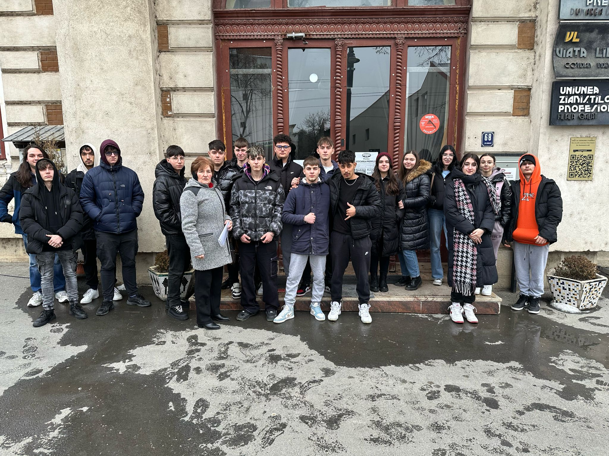 Elevii de la Liceul "Radu Negru", în redacţia "Vieţii libere" (FOTO)