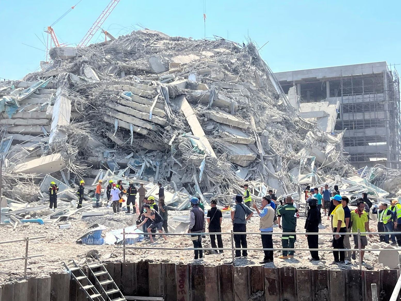 UPDATE Cutremur devastator în sud-estul Asiei. Bloc de 30 de etaje, prăbușit în Bangkok