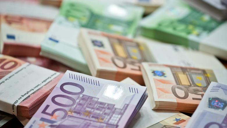 Euro, la mai puțin de un pas de 4,89 lei