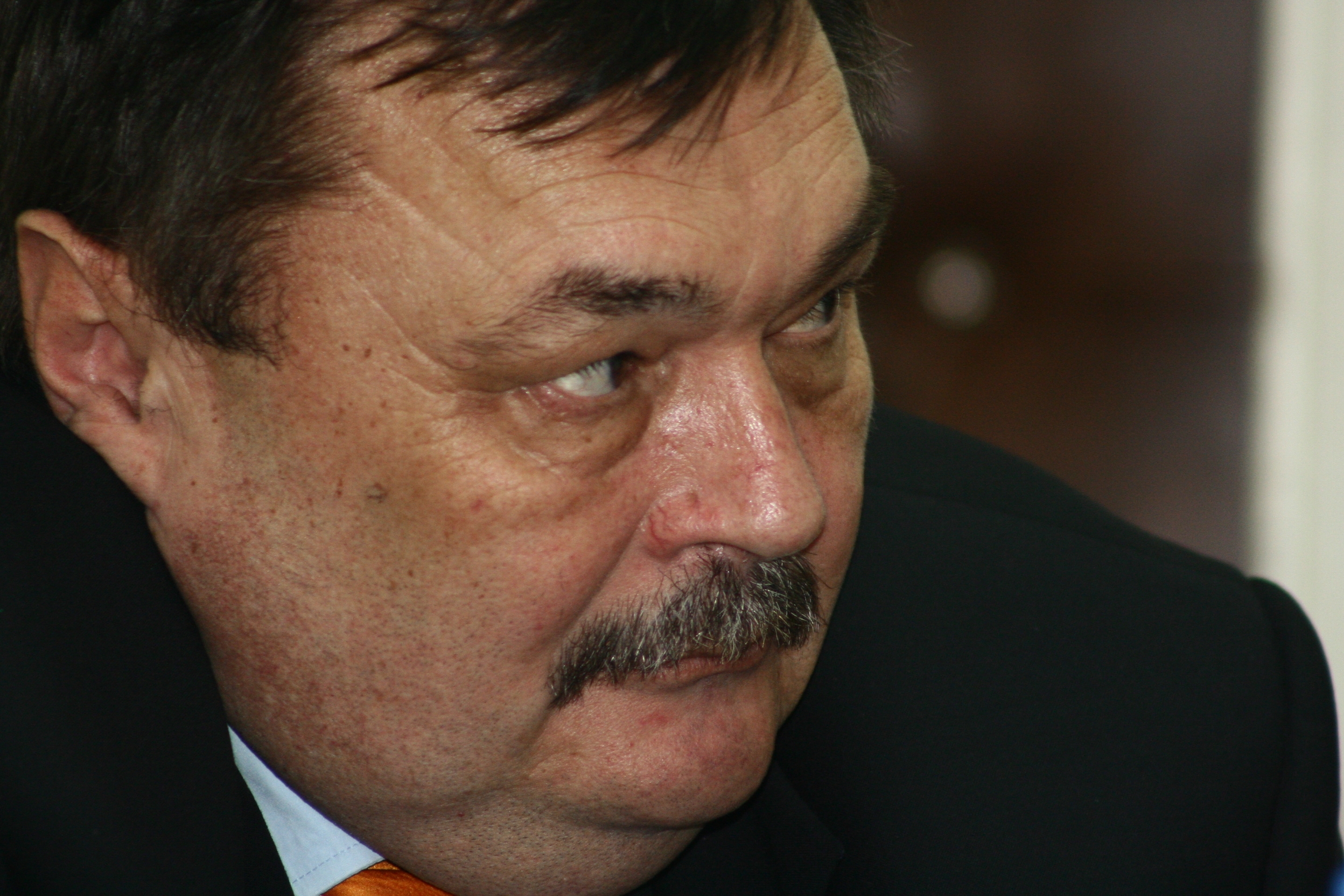 Îi retrage PNL sprijinul politic ministrului Dobre?