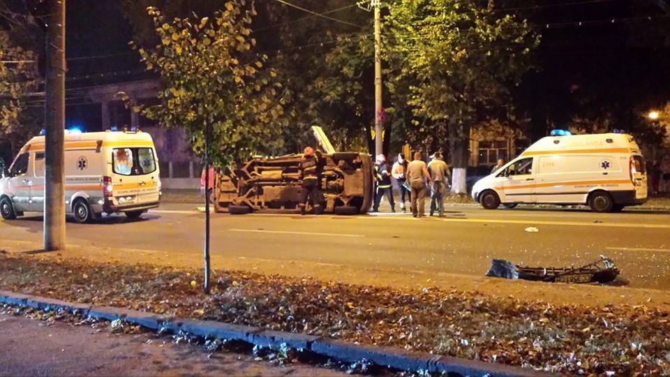 UPDATE/ AMBULANŢĂ în misiune, RĂSTURNATĂ de un Audi. ŞOFERUL vinovat S-A PREDAT
