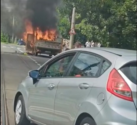 O autoutilitară a ars ca o torță pe strada Stadionului