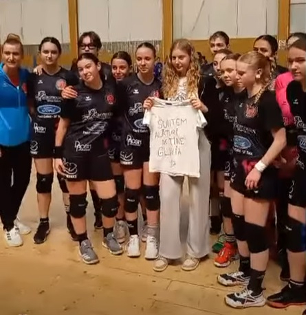 Micuțele handbaliste, felicitate de Moș Crăciun