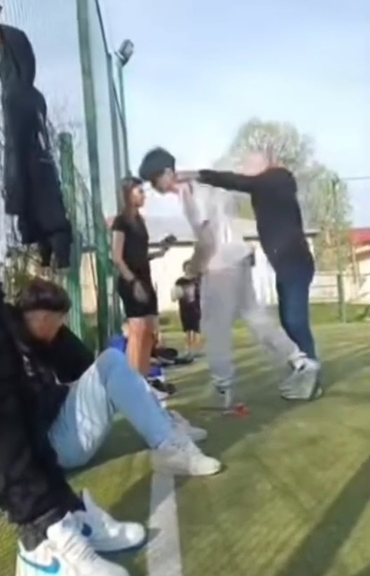 UPDATE: Consilierul local care a lovit un elev a fost dus la arestare. Ce a decis judecătorul