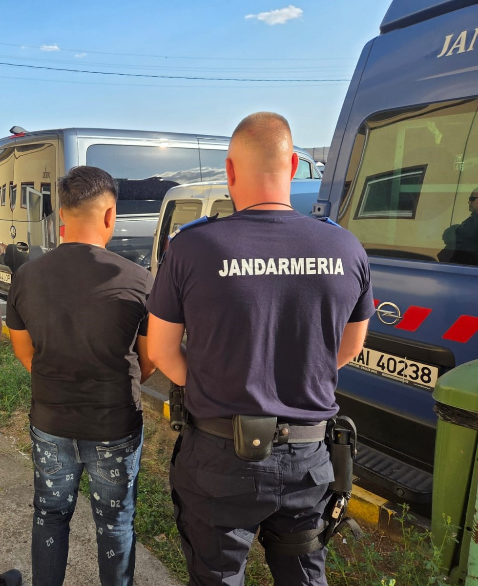 Scandal la bâlciul din Tecuci. Jandarmii au prins un bărbat cu pistol airsoft