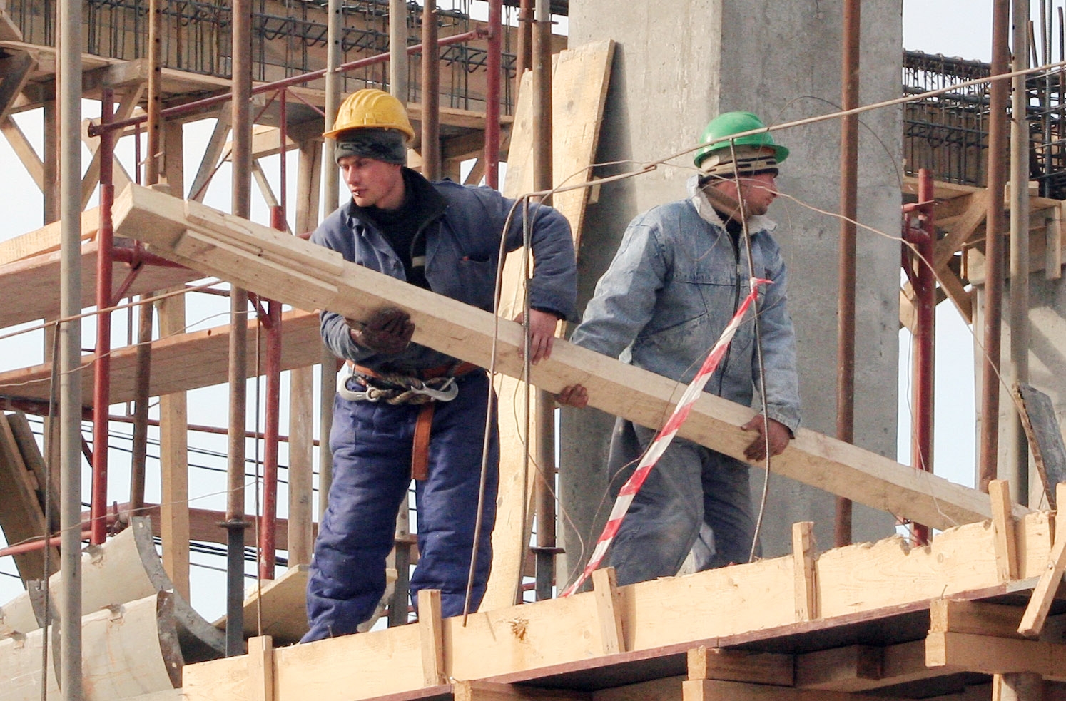 Peste 1.000 de gălăţeni au fost PRINŞI muncind "la negru”