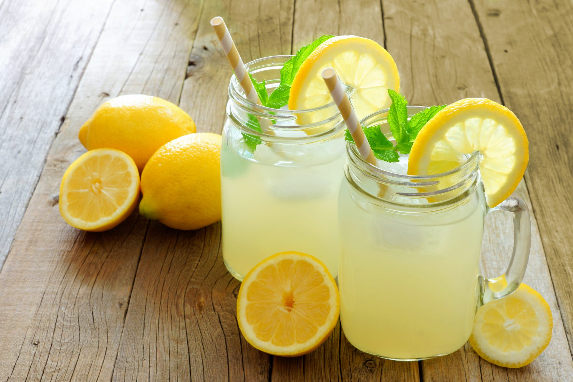 Băuturi răcoritoare naturale preparate acasă
