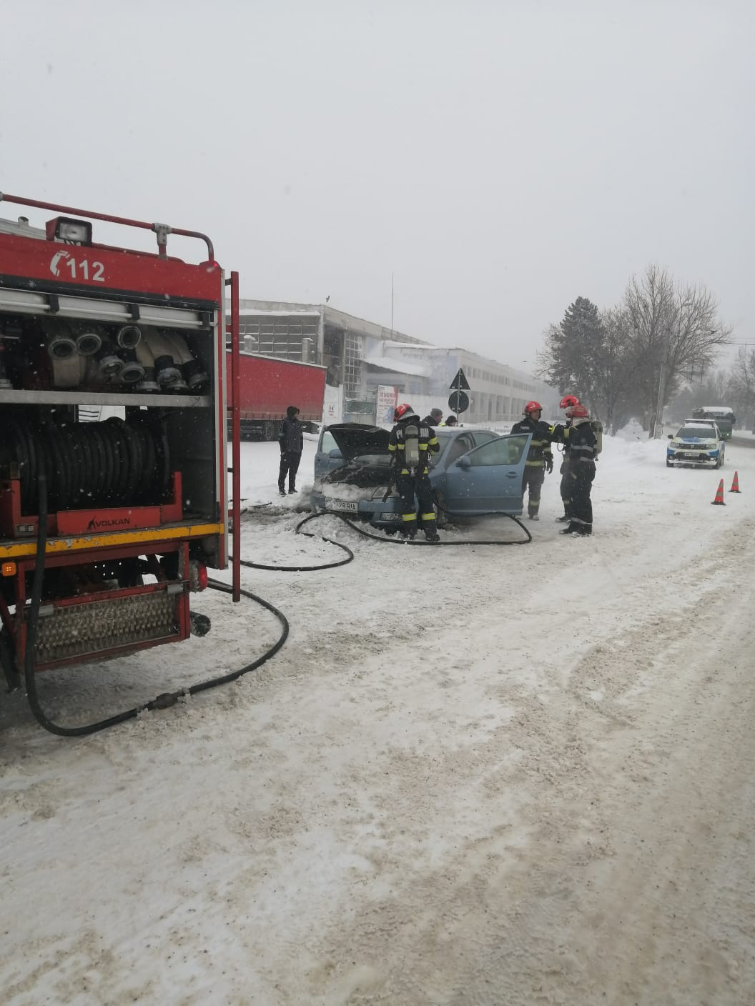 Autoturism cuprins de flăcări într-o parcare